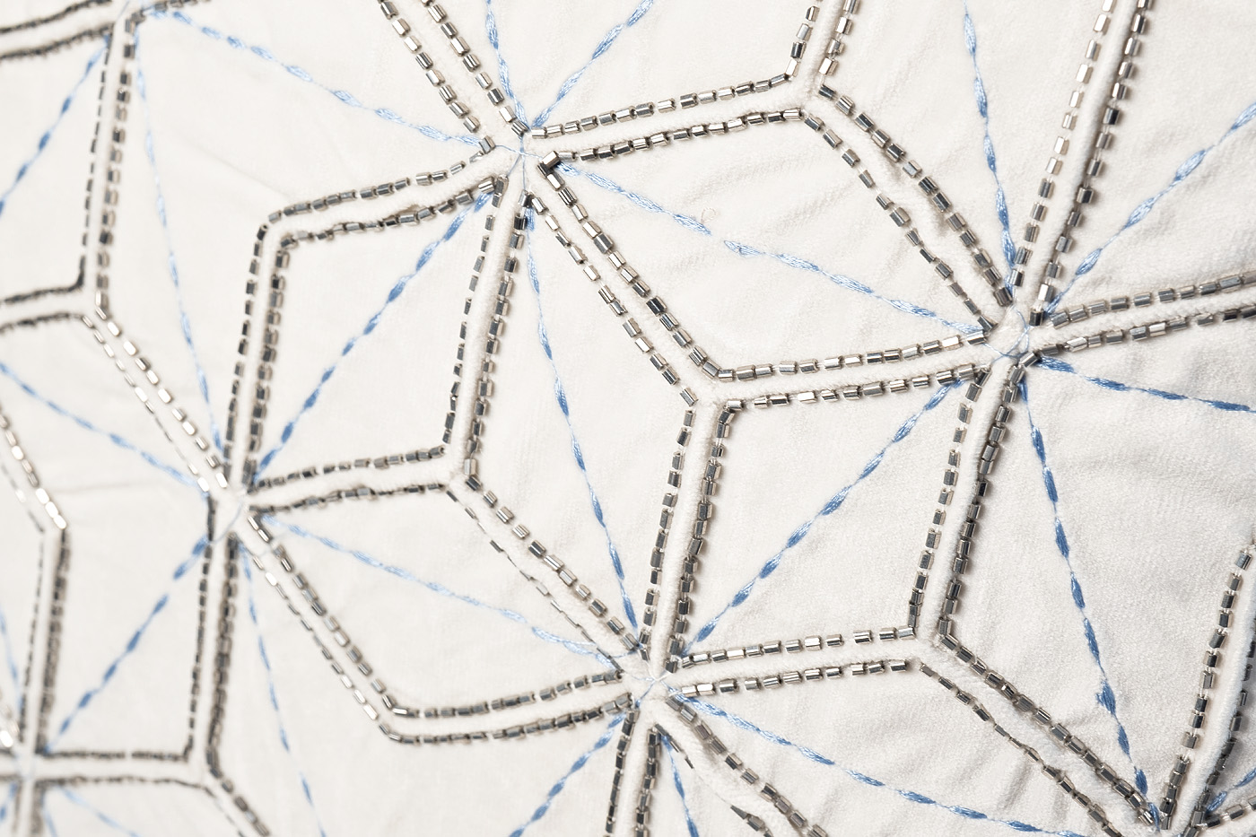 Подушка с бисером "Шестигранники" белая 70SW-20712