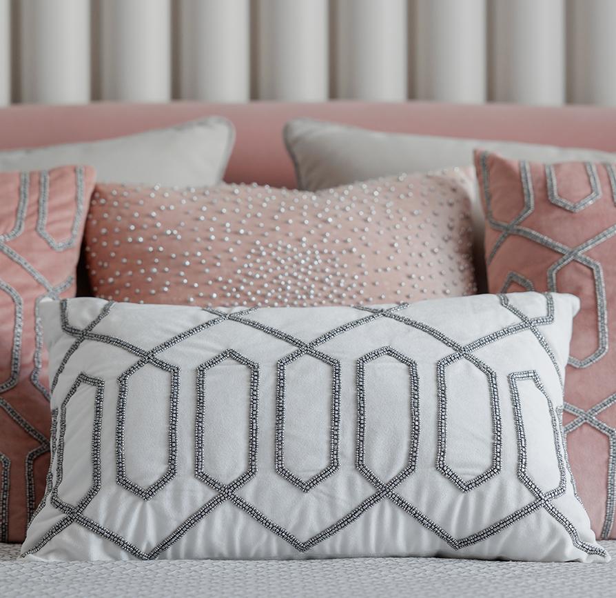 Подушка с бисером "Геометрия" розовая/серебро 70SW-20227