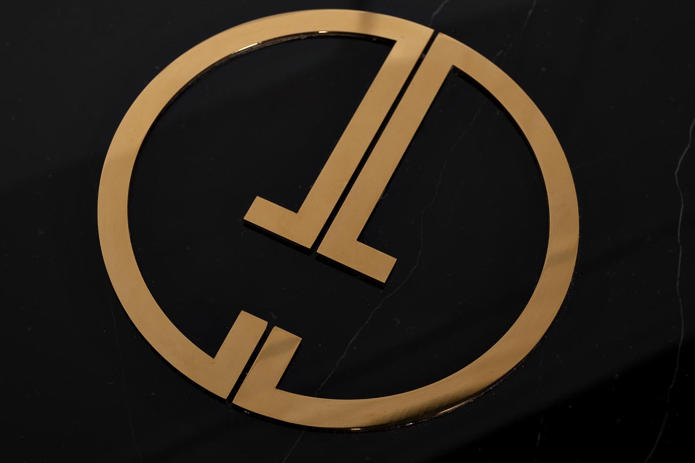 Стол журнальный круглый Garda Decor черный мрам. GD-ET002