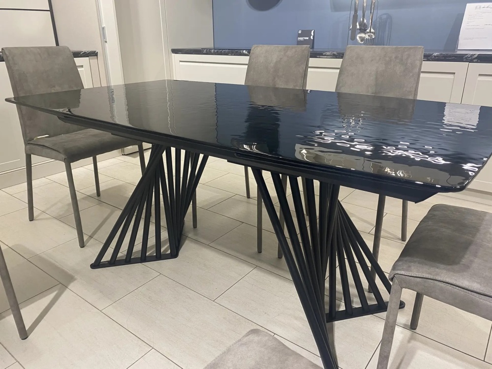 Стол Paris итальянской фабрики Scavolini