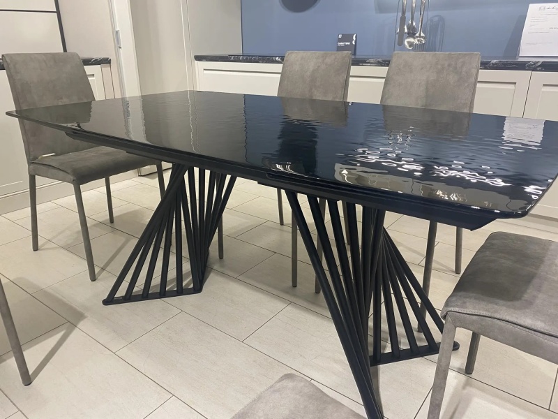 Стол Paris итальянской фабрики Scavolini