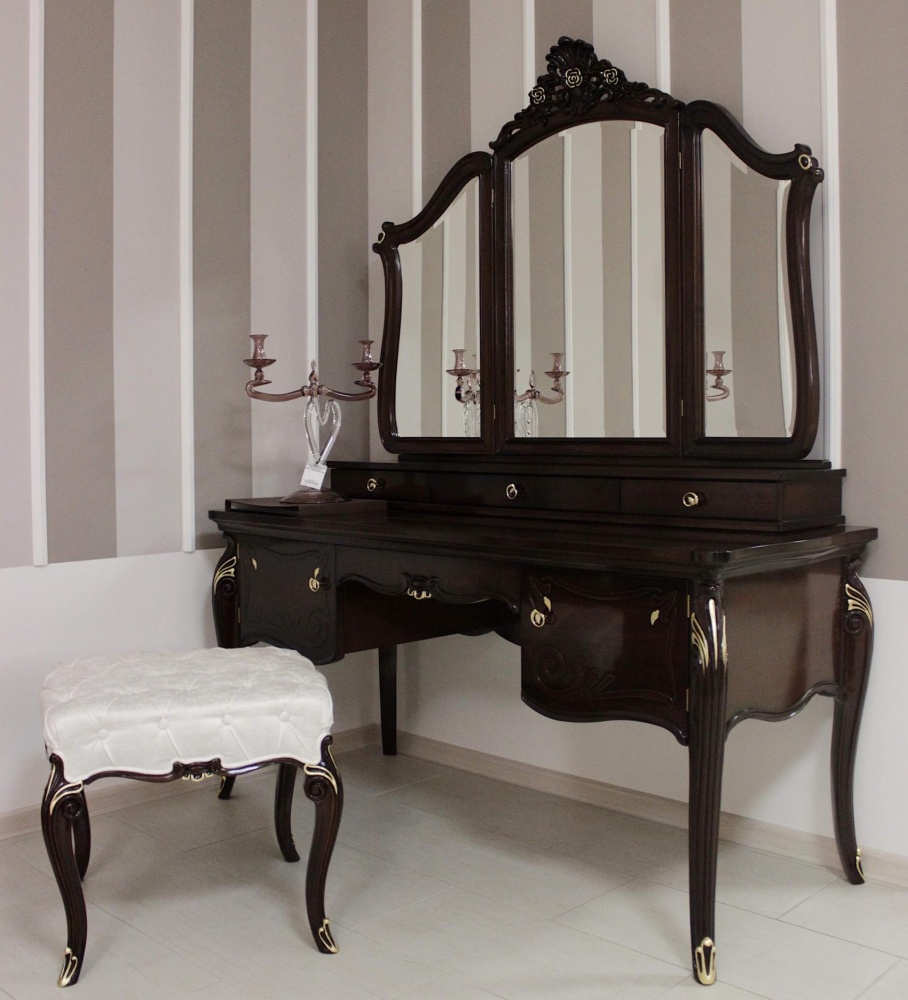 Спальня из темного дерева с мягким светлым изголовьем OPERA