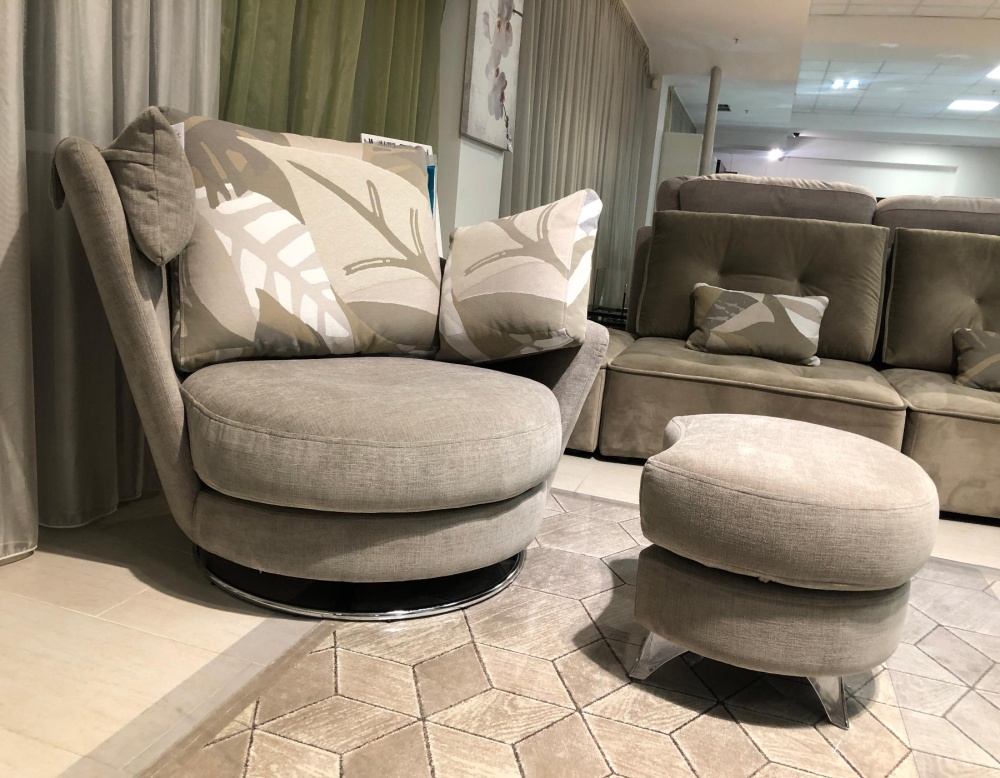 Испанское поворотное кресло с пуфом Roxane