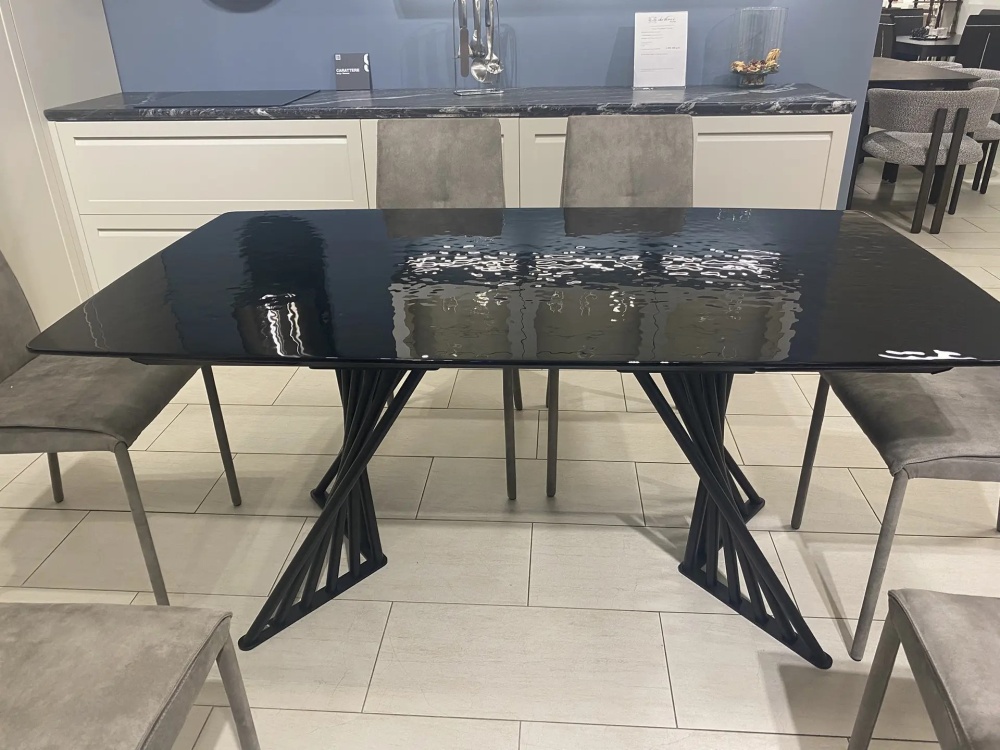Стол Paris итальянской фабрики Scavolini