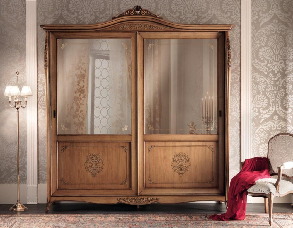 Спальня деревянная с мягким кожаным изголовьем светлого цвета Gran Guardia