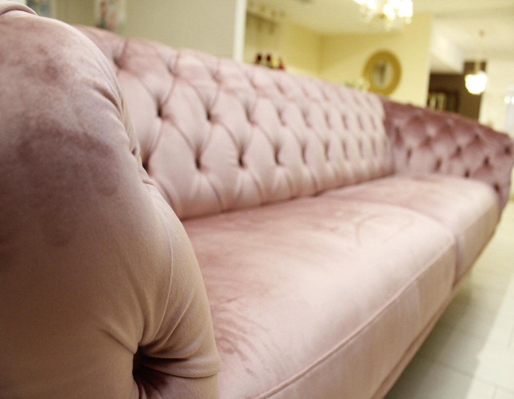 Диван современный на ножках Art Nouveau из Италии