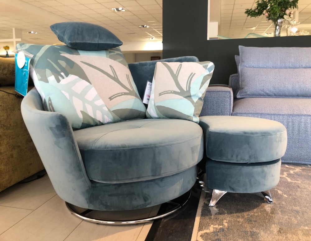 Испанское поворотное кресло с пуфом Roxane