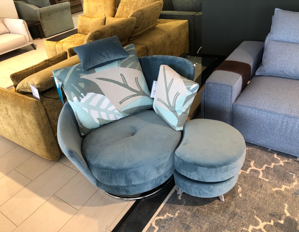 Испанское поворотное кресло с пуфом Roxane