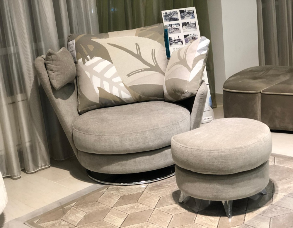 Испанское поворотное кресло с пуфом Roxane