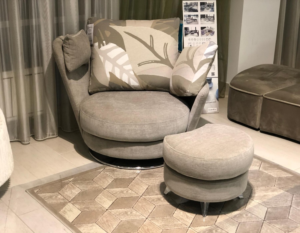 Испанское поворотное кресло с пуфом Roxane