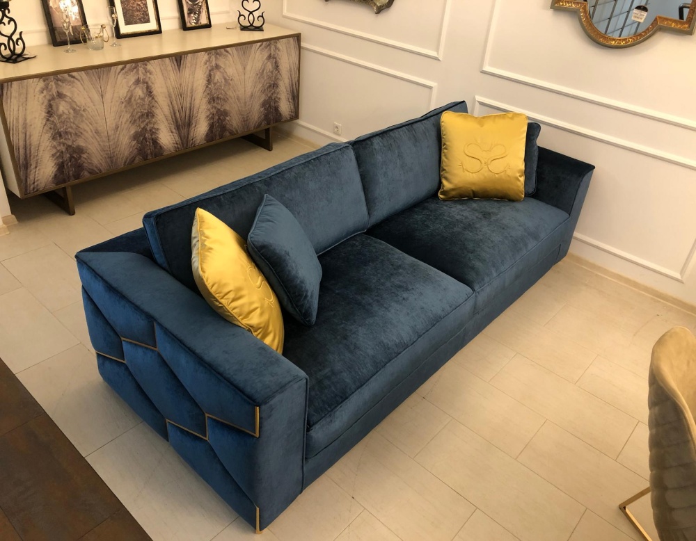 Диван прямой в ткани с золотой отделкой Diamond от Siwa: Ювелирная точность комфорта в вашем интерьере